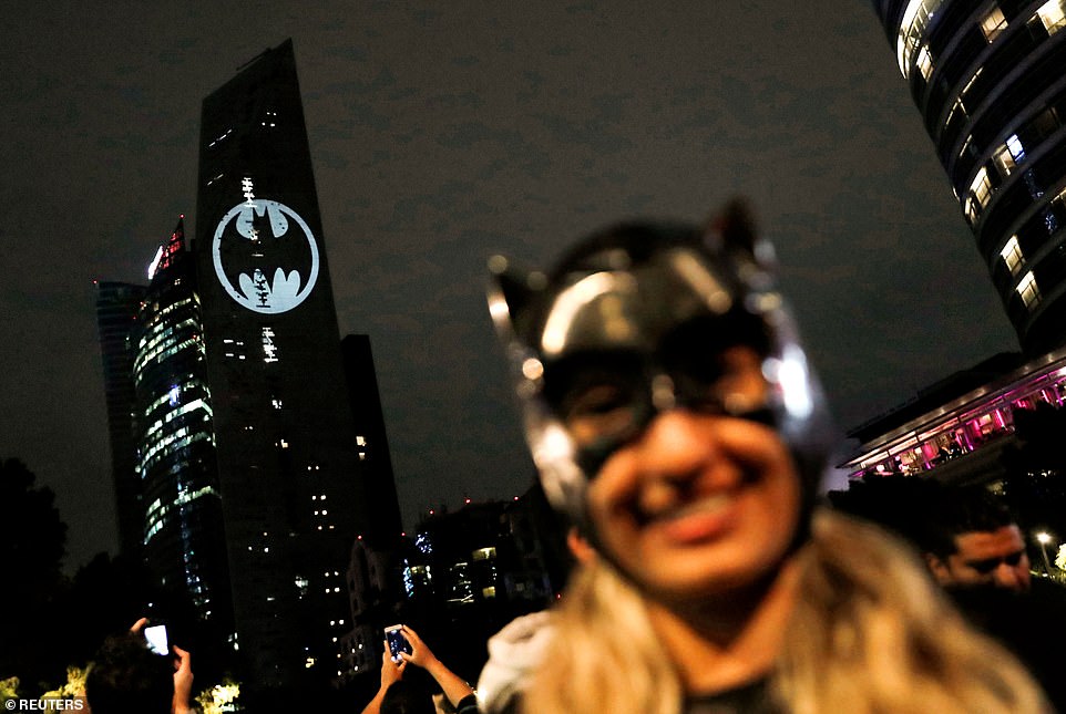 Bat Signal Kejutkan Warga 13 Kota Dunia